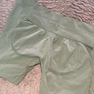 Nvgtn contour seamless - Nyskick en lite fläck på ena framsida ben se blir 3, passar M/S små i storleken 