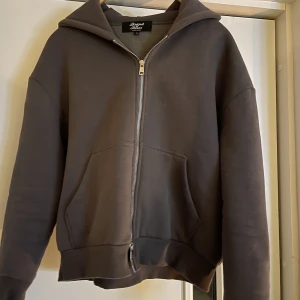 BRAND OF ROSES - Säljer nu min brand of roses hoodie eftersom att den inte passar mig längre. Skor snygg tröja enligt mig. Köpte den för 950kr från deras hemsida. Har använt runt 8 gånger och är i ett bra skick. Storleken är S.  Hör gärna av dig om bilder eller mer:)