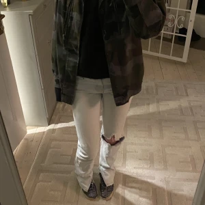 Jeans  - Snygga jeans med slits, har inga slitningar!💕