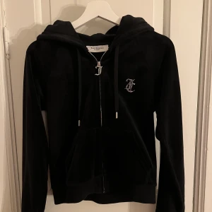 Juicy Couture set - Juicy couture set i svart med diamanter på rygg och rumpa. Nypris kofta 1300, nypris byxa 1200. 