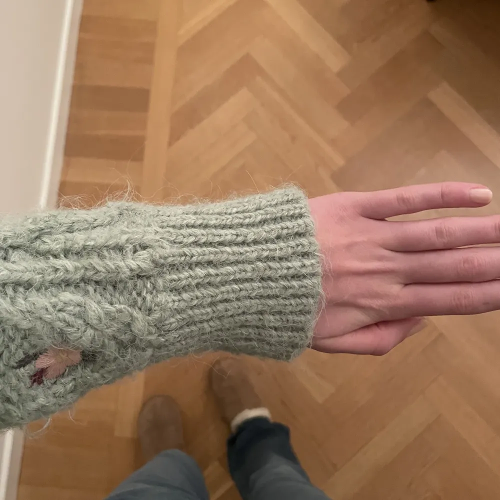 Säljer denna super fina zara koftan som är lite tjockare men passar både till vintern/hösten/våren och till en sommarkväll💗 tröjan är i nyskick då den nästan aldrig har använts, nypris var ca 350 kr säljer för 150 kr💕💕. Neuletakit & Villapaidat.
