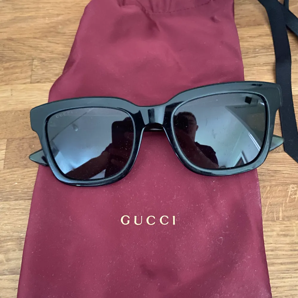 Hej! Säljer mina Gucci solglasögon i sparsamt skick! Glasögonen är köpta i Genève på flygplats och allting följer med förutom kvittot. Har påsen och allting de förvarades i. Kom med förslag på pris. Står inte för frakt :(. Övrigt.