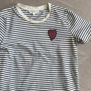 maje topp - t shirt från maje men strass hjärta på😍😍 söljer pga den e för liten för mig som vanligtvis har M