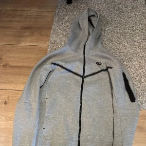 Säljer nu min Nike tech fleece  - Nu säljer jag min tech fleece eftersom det inte riktigt är min stil den är i väldigt bra skick jag har använt den några gånger 10/10 skick
