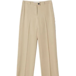 Beige byxor - Aldrig använda, prislapp sitter kvar! Dem perfekta pressveckade byxorna! Har två likadana så ena paret kan få ett nytt liv hos någon annan ;) Eftersom modellen redan  är ”oversized” så skulle de sitta lika fint på någon med mindre strl också <3