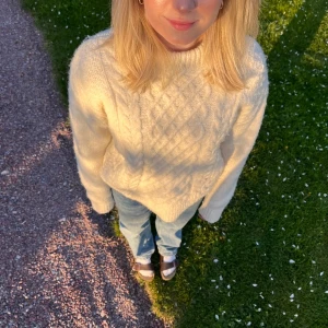 Zara jeans low waist - Säljer ett par low waist zara jeans. I en boyfriend fitt. Sitter väldigt fint och är de perfekta vår/sommar jeansen. Pris går att diskutera hör gärna av er vid frågor🫶🏻