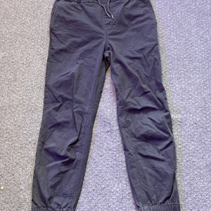 Jeans liknande byxor:) - Dem liknar jeans men inte i materialet, knappt använda och är i bra skick