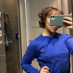 Ralph Lauren Tröja - Blå Ralph Lauren tröja. Strl L (14-16) - är vad som står på lappen, sitter lite oversized på mig som är en S. 