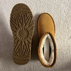 Ugg - Säljer helt nya fake uggs, oanvända. De sitter lite för tajt på mig och fick inte möjligheten att returnera. Har vanligtvis stl 38/39