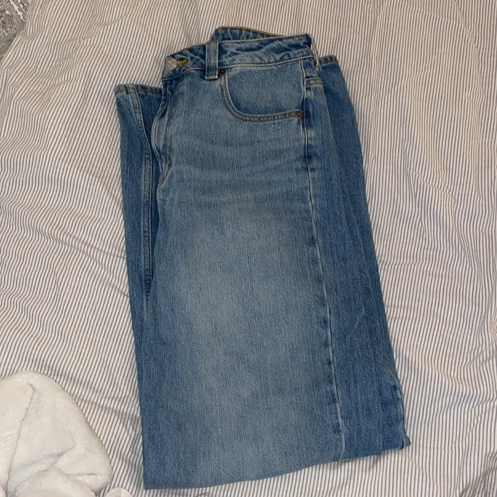 Helt nya och aldrig använda byxor som jag inte hann skicka tillbaka! Nypris: 459kr . Jeans & Byxor.