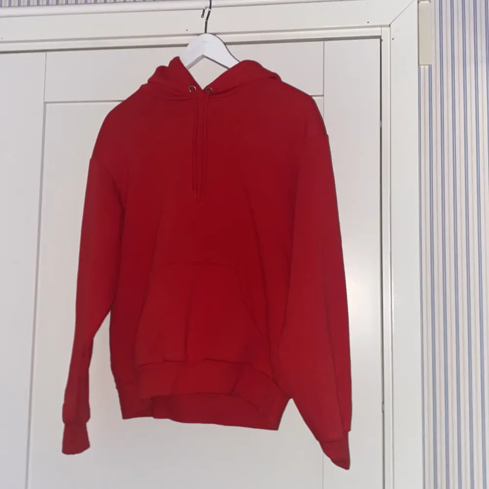 Hej, jag säljer nu min röda hoodie ifrån Monki i strlk xxs ❤️. Hoodies.