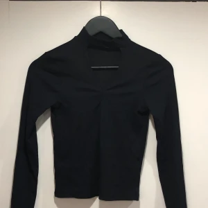 Tröja  - Fin tröja. Aldrig använd. Bara att höra av sig för mer information eller bilder:) 