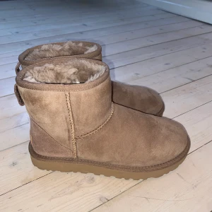 Uggs - Jättefina låga uggs som är använda en vinter, impregnerade. Bra skick! Färg: caribou 🤎