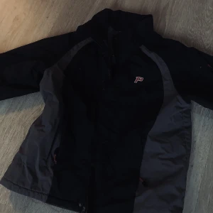 Peak performance vintage jacka - Svart och grå jacka. Har används några gånger. Storlek: ungefär xs. Gratis frakt.
