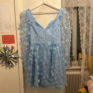 Klänning - Oanvänd men köpt second hand sen innan måste sälja pga fel storlek Frakt betalas av köpare Märke Double Crazy