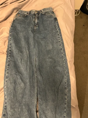 Jeans - Vida jeans från stradivarius strl 36. Knappt använda. Säljer för 200kr.