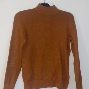 Stickad orange tröja  - Storlek Xs