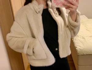 Beige Syntetisk pälsjacka - Väldigt mjuk syntetisk päls utan den plastiga känslan. Storlek S och aldrig använd. Jackan sitter på mig som är 162cm. Perfekt till hösten eller när det börjar bli varmare efter vintern!🥰