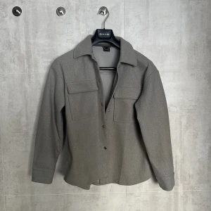 Jacka  - Säljer denna då den inte kommer till användning. Använt 2 gånger. Nästan som ny. Ganska stor i storleken. 