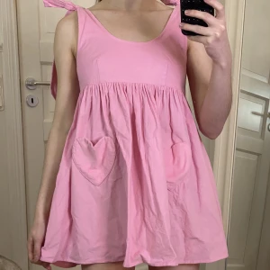 Sugar thrillz klänning  - Sugar thrillz klänning från dollskill i storlek s. Använd ett fåtal gånger så i mycket bra skick. Säljer för 180 kr plus frakt. 💖