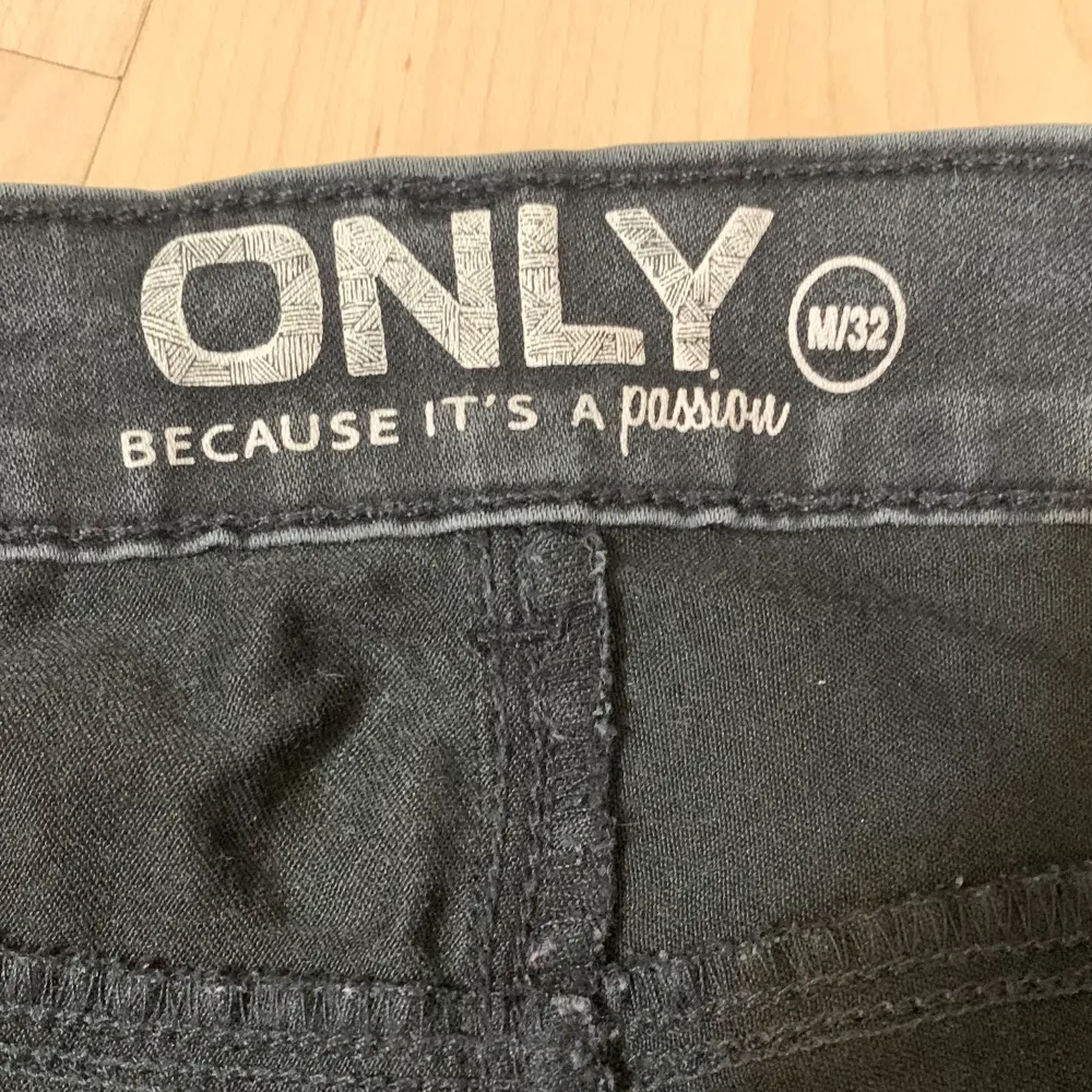 Only jeans i storlek M/32, svarta. Möjligen lite tvättpåverkan, blekare jämfört mot nya. . Jeans & Byxor.