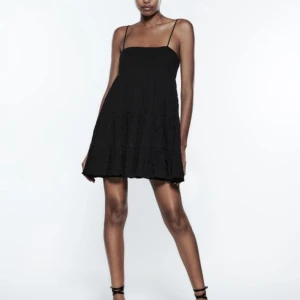 Kort klänning med väv zara - Säljer denna slutsålda zara klänning som är oanvänd med lapp kvar 💞 säljer då jag råka köpa två 