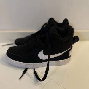 Hej fina svarta Nike skor till försäljning. Använda en gång och de är jätte fina och i jätte fint skick❤️säljer då de inte kommer till användning💞 kontakta mig vid intresse + köparen står för frakten💖