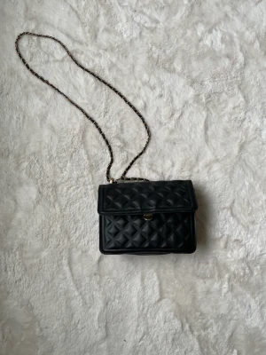 Handväska  - Handväska som man bär på sidan 