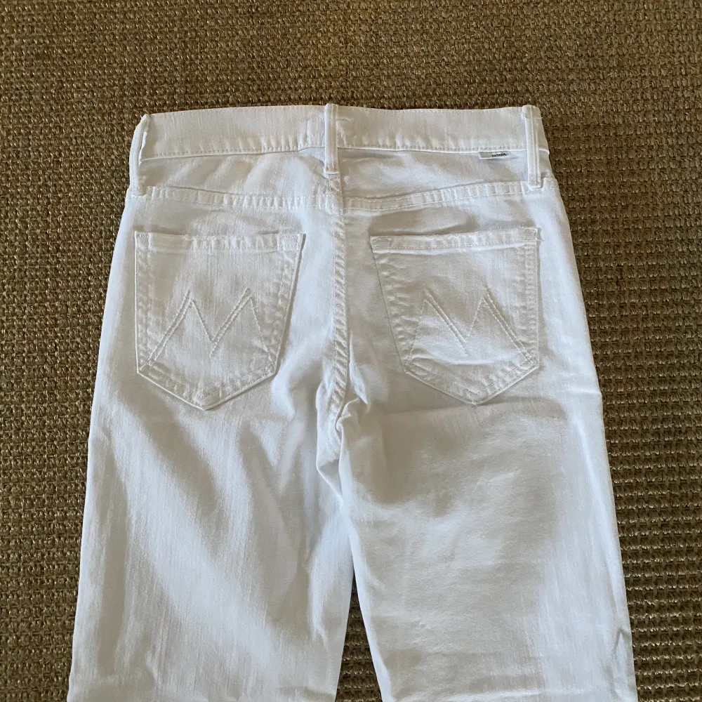 Vita Mother jeans använda 1 gång. Storlek 25. Säljer för 800 kr (nypris 3000). . Jeans & Byxor.