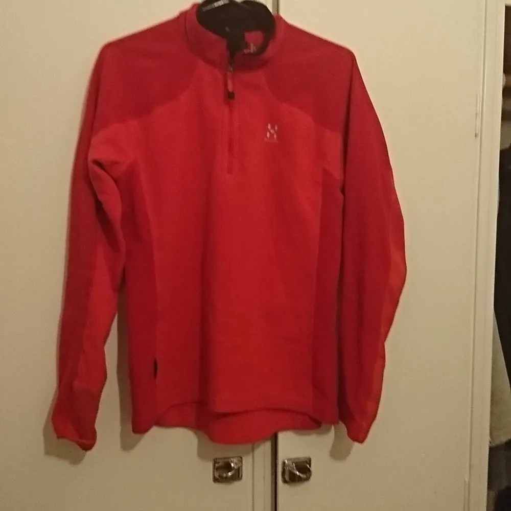 Varm tröja i röd storlek M. Hoodies.