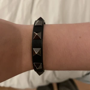 Valentino armband  - Armband från valentino. Nypris 2800kr men säljer för 1300kr då det är använt och man kan lätt se att nitarna blivit lite skavda. (Medföljer 2st nya nitar). Allt annat som originalbox osv medföljer. Hör av er vid eventuella frågor💕