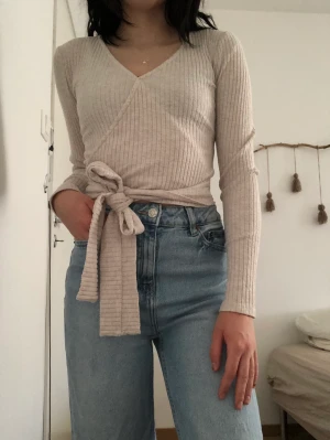 Långärmad tröja - Långärmad tröja med snören du kan knyta lite hur du vill, super söt detalj