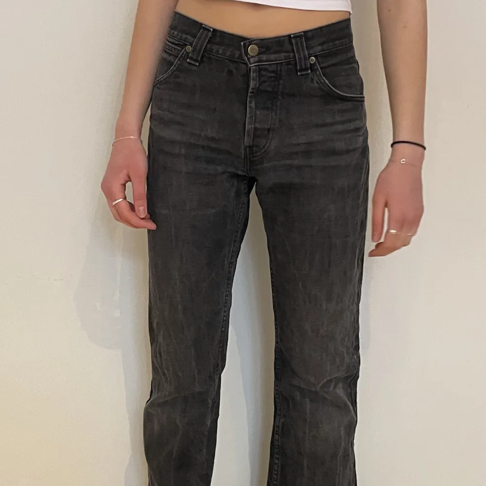 Lee-jeans som är omsydda, därav lite svårt att avgöra storlek, men passar mig som är 177 och vanligtvis har s i byxor 😌. Jeans & Byxor.