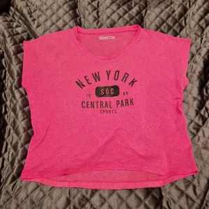 Träningstshirt - Luftig gymtröja från Soc i god kvalité 