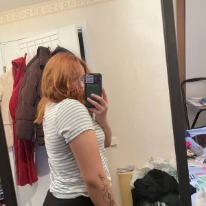 Grön randig t-shirt  - Grön randig t-shirt från Bikbok. Storlek S. 