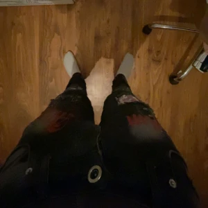 Tirink Palm angels jeans  - Hej jag tänkte sälja mina Tirink palm angels jeans i storlek L dom passar folk som är 167 till 186 dem är perfekta sitter bra jag har använt den ändast 5 gånger sen inte mer fick dom på födelsedags present av en släkting som köpte dem london