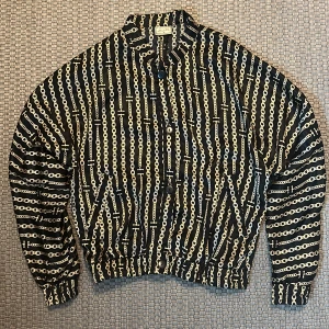 Vintage inspirerad  - Kofta, med guld detaljer, storlek S men oversize (sytt in lite) 