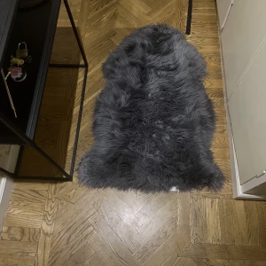 Fårskinnpläd grå - Jättefin gå fårskinn som är lurvig. I princip helt ny köptes för 1 månad sen och har bara legat i garderoben. Säljes då den ej passade hos oss. 