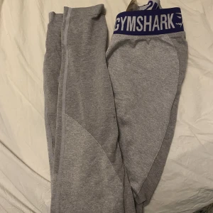 Gymshark tights  - Träningstights från Gymshark  Väldigt stretchiga så dom passar även S och även mindre M