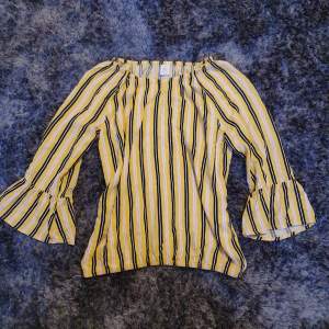 Flowig randig blus köpt på lindex barnavdelning i str 158-164. Alltså xxs-xs. Ränerna på blusen är gula, svarta och rosa.
