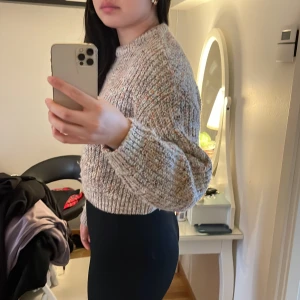 HM stickad tröja - Stickad tröja från HM. Gammal men i fint skick. Lite croppad