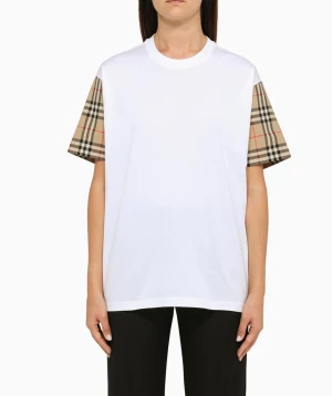 Burberry T-shirt  - Liknande den på första bilden! Köpt på NK för några år sedan. Kan såklart skicka bättre bilder. Köpt för 1300kr 🫶🏼💌 använd ett fåtal gånger!! (Sista bilden har jag vikt upp den på) 
