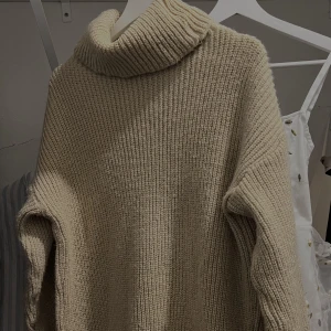 Stickad klänning  - Stickad oanvänd klänning i strl S