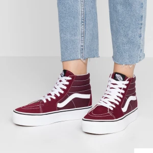 Röda vans  - ( bilderna är tagna från nätet ) Säljer mina röda vans! Super snygga o passar till allt. Skriv vid intresse så skickar jag bilder❤️nypris: 999kr❤️‍🔥