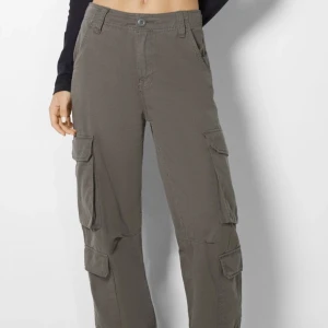 Cargobyxor bershka  - Populära cargopants från bershka strl: 40 Aldirg använda