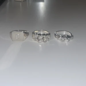 Pilgrim ringar - Säljer dessa snygga pilgrim ringar som är nästintill oanvända. Ringen i mitten har blivit lite missfärgad som man inte ser så det är bak på ringen därav säljer jag den för 125kr💞NYPRIS PÅ ALLA: RUNT 250-350kr paketpris för 2: 300 eller alla för 380💞