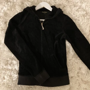 Juicy Couture  - Svart Juicy Couture kofta med dragkedja i fint skick. Inget tryck på ryggen. Stl S, passar även XS 🤍