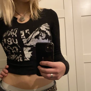 Cool tröja  - Snygg långärmad tröja med vitt tryck