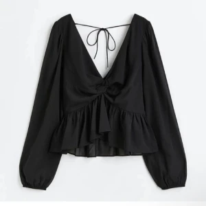 Oanvänd svart topp hm  - Helt ny med prislapp kvar, storlek M/S, går att justera i ryggen❤️