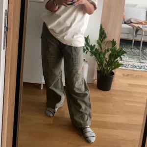 Cargo jeans  - Snygga jeans från HMs men’s section. Helt oanvända men förstora på mig. Passar M-L. (Frakt tillkommer)